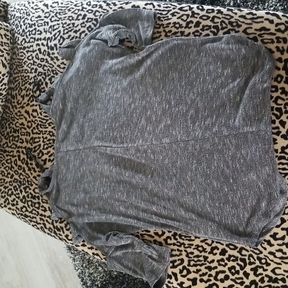 Jessica Simpson, size large, grey top.  Key hole shoulders, 3/4 length sleeves - Picture 5 of 5